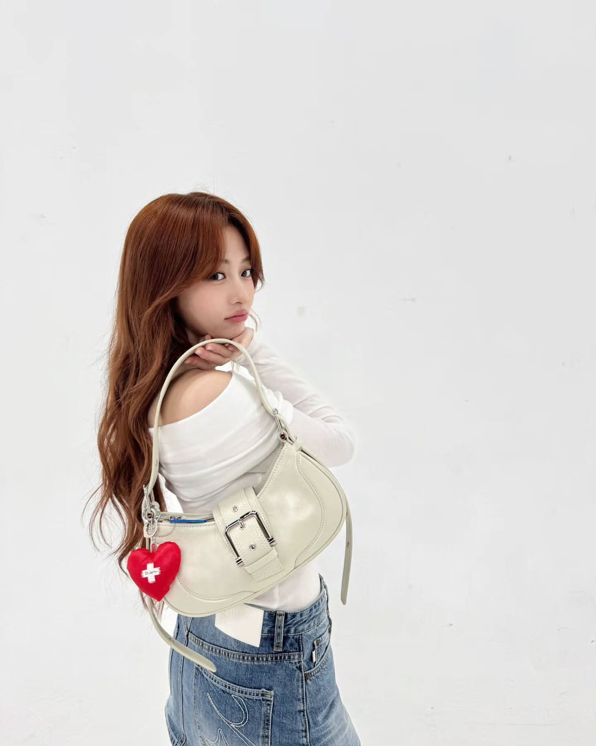 LE SSERAFIM Huh Yunjin / HOBO BROCLE [STONE CREAM]