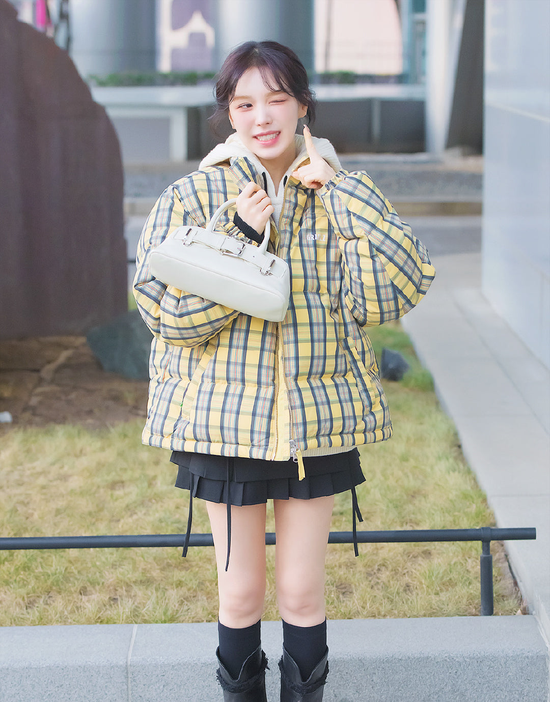 RED VELVET WENDY / ZIP BROCLE MINI [STONE CREAM]
